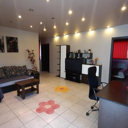 Spacious, Modern Condo In New Villa - Sleeps 6 บูคาเรสต์ ภายนอก รูปภาพ
