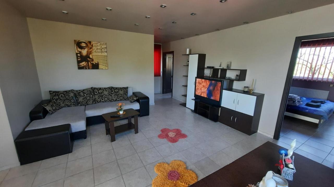 Spacious, Modern Condo In New Villa - Sleeps 6 บูคาเรสต์ ภายนอก รูปภาพ